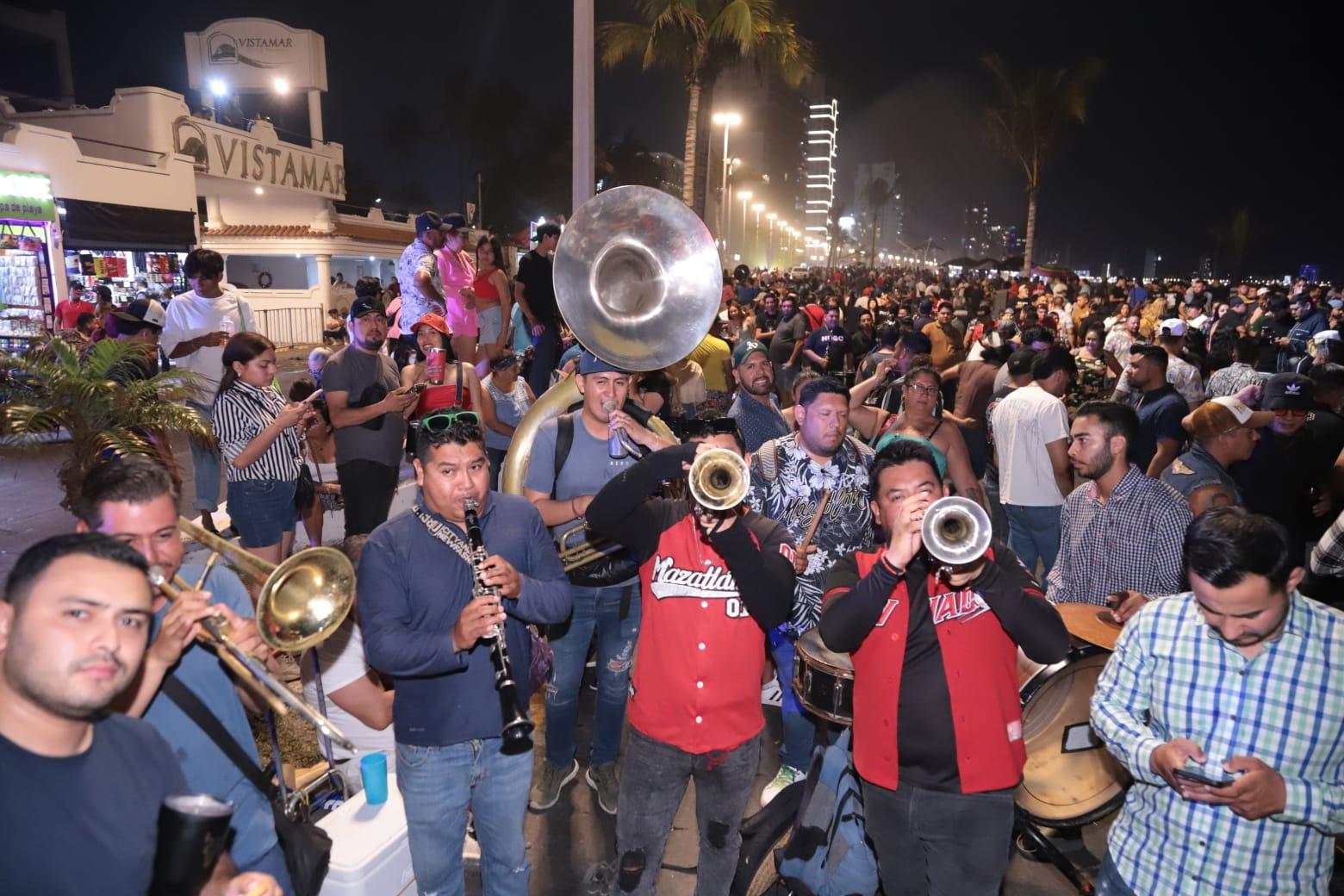 $!Bikers continúan la fiesta en Mazatlán para despedir la Semana de la Moto