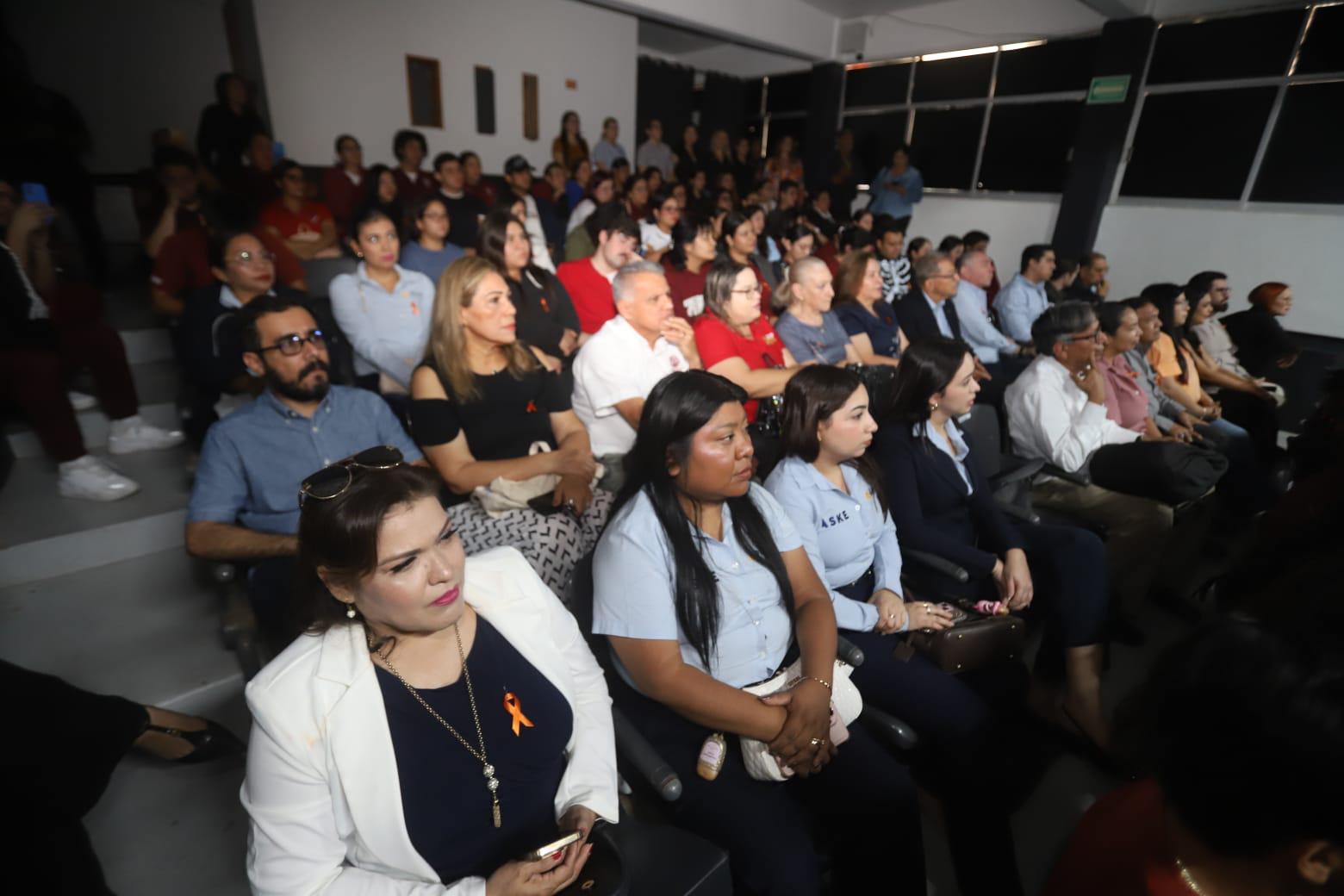 $!Estudiantes y docentes de la Universidad Autónoma de Occidente atentos al mensaje del autor.