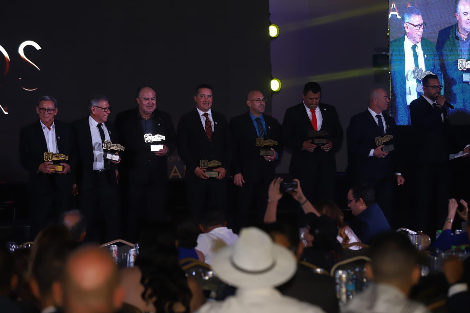 $!Reconocen trayectoria de familia de Venados de Mazatlán