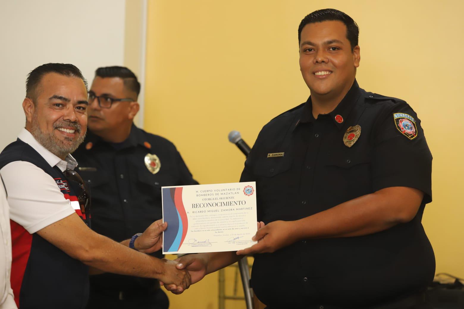 $!Jorge Guerrero entrega diploma a Ricardo Zamora.