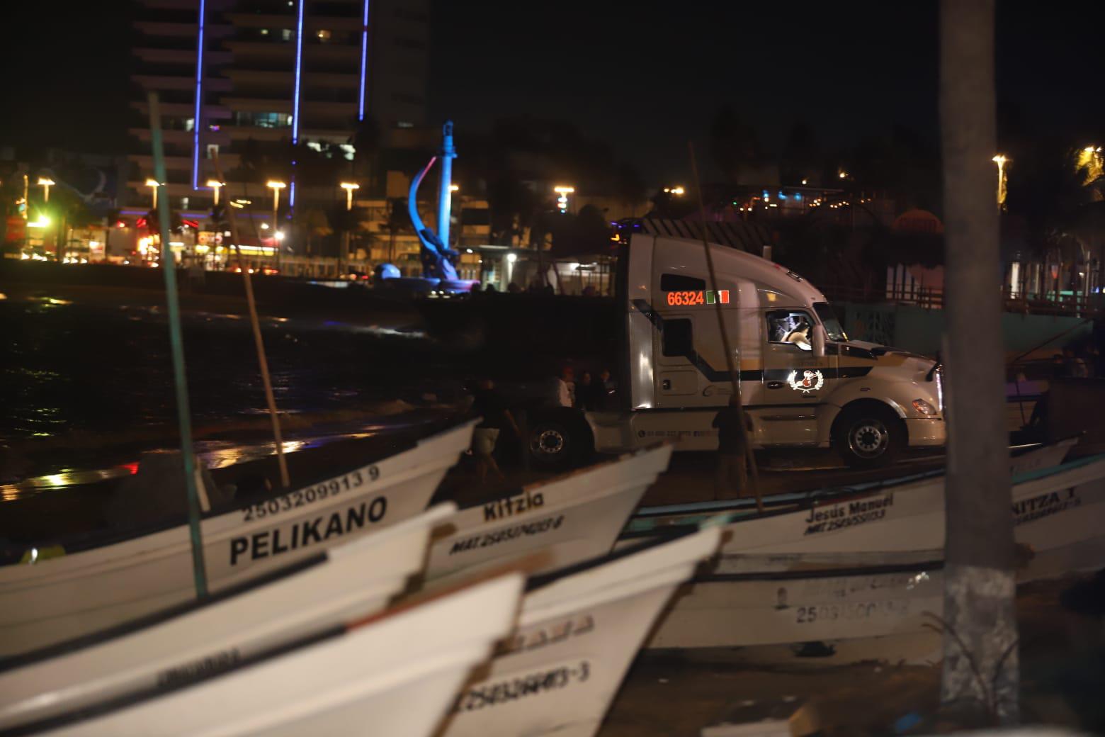 $!Se atora tráiler en la arena de Playa Norte, en Mazatlán