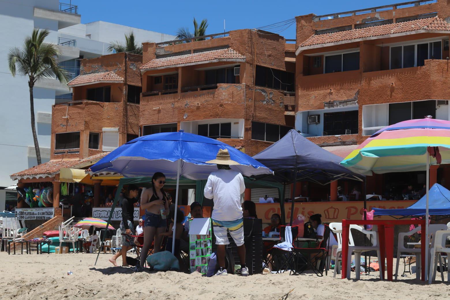 $!Disminuye afluencia de turistas en las playas de Mazatlán previo a arrancar la Semana de la Moto