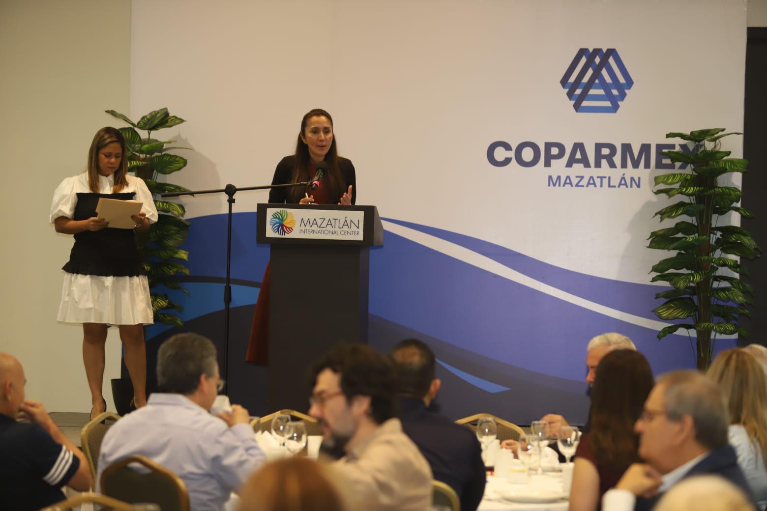 $!Verónica Estrada Osuna, presidenta de Coparmex Mazatlán, expresó un mensaje a los presentes.