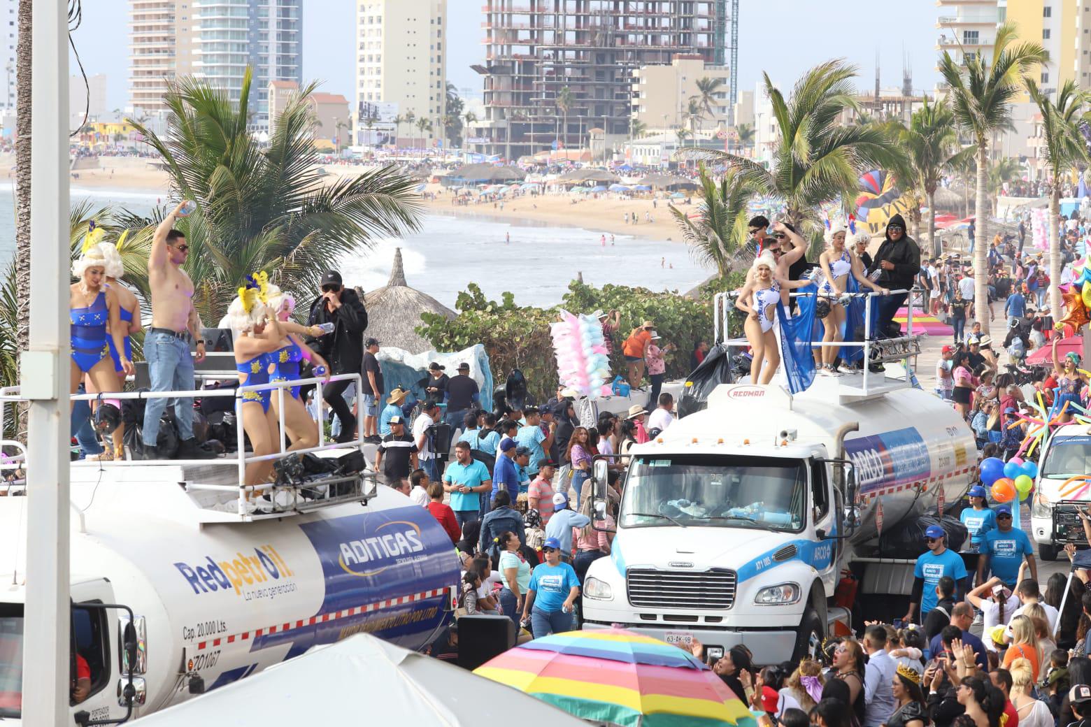 $!Se despide la realeza con emotividad en el segundo y último desfile del Carnaval de Mazatlán 2024