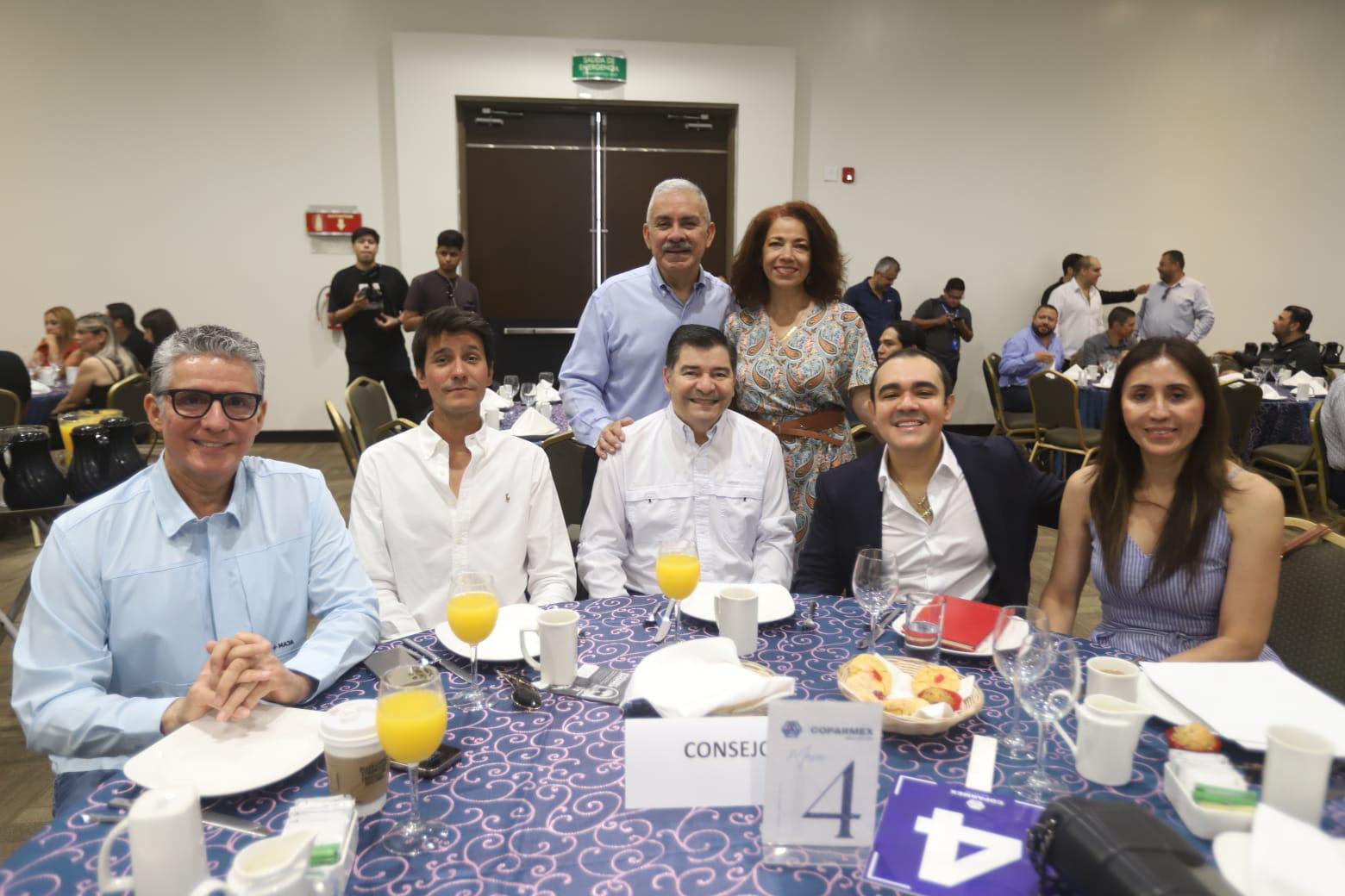 $!Los zereceros, Javier Lizárraga, Rigoberto Arámburo, Verónica Estrada, Fernando Valdez y Liz de Valdez.