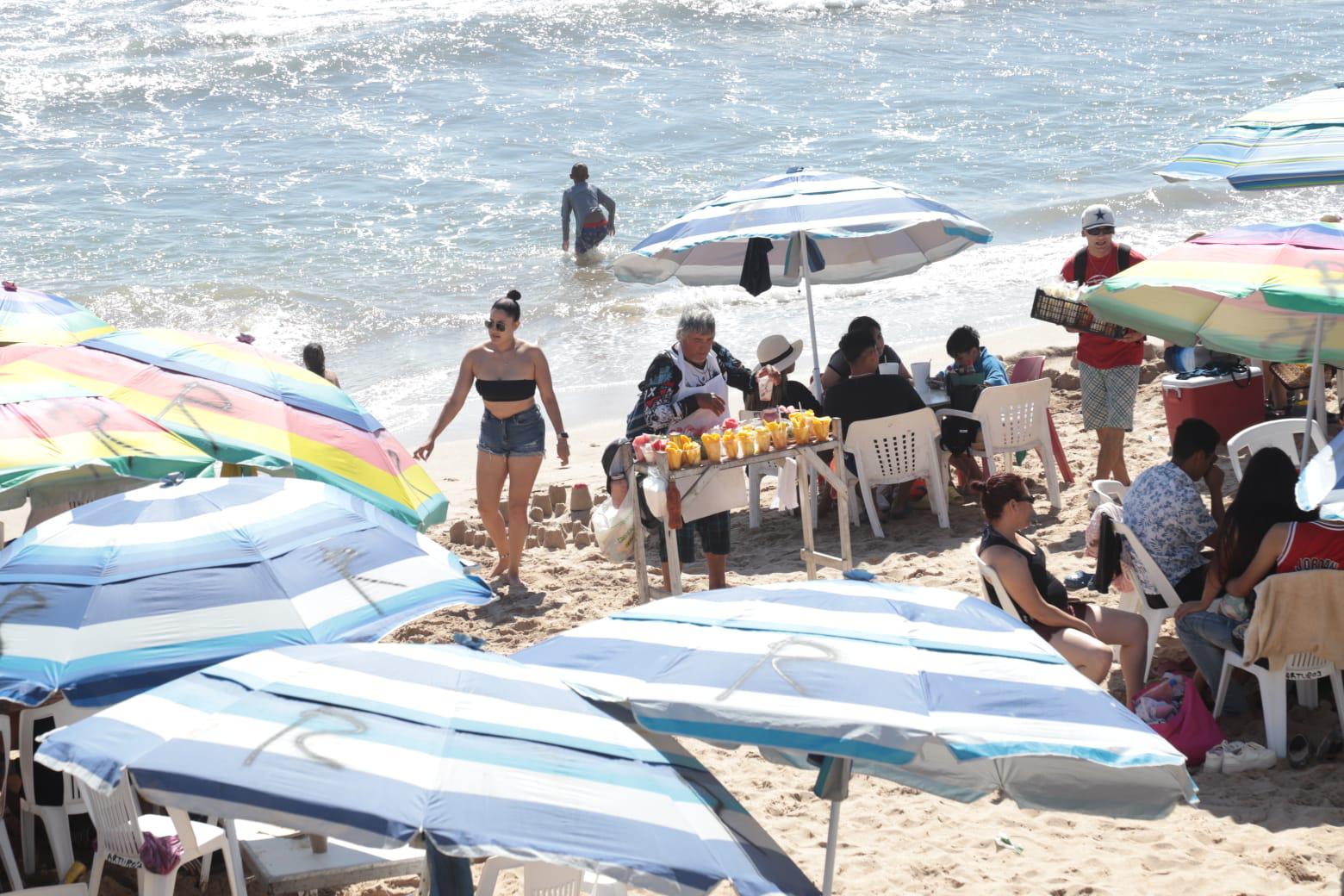 $!Locales y turistas continúan en las playas de Mazatlán en el cierre de Semana Santa