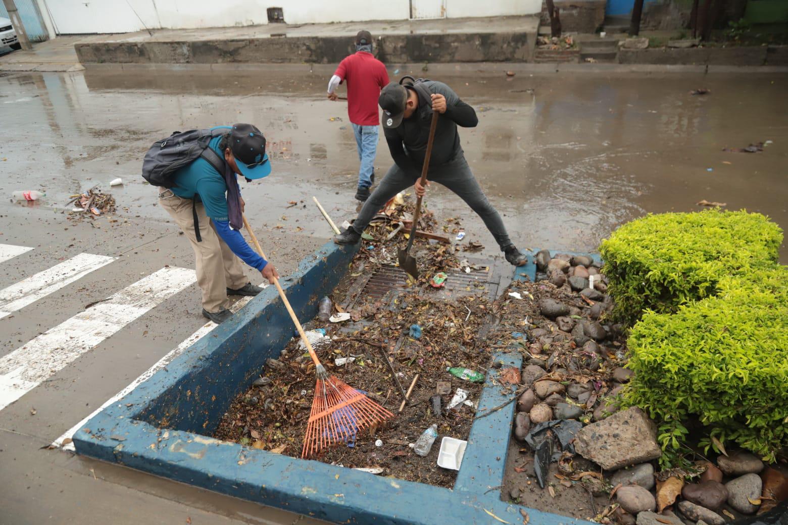 $!Implementan operativo para retirar basura en vialidades tras lluvias en Mazatlán