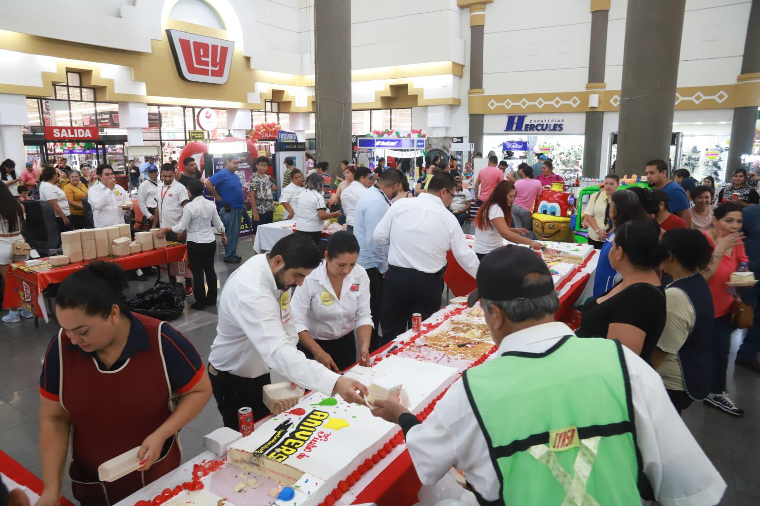$!Casa Ley celebra con un pastel en Mazatlán su 69 aniversario