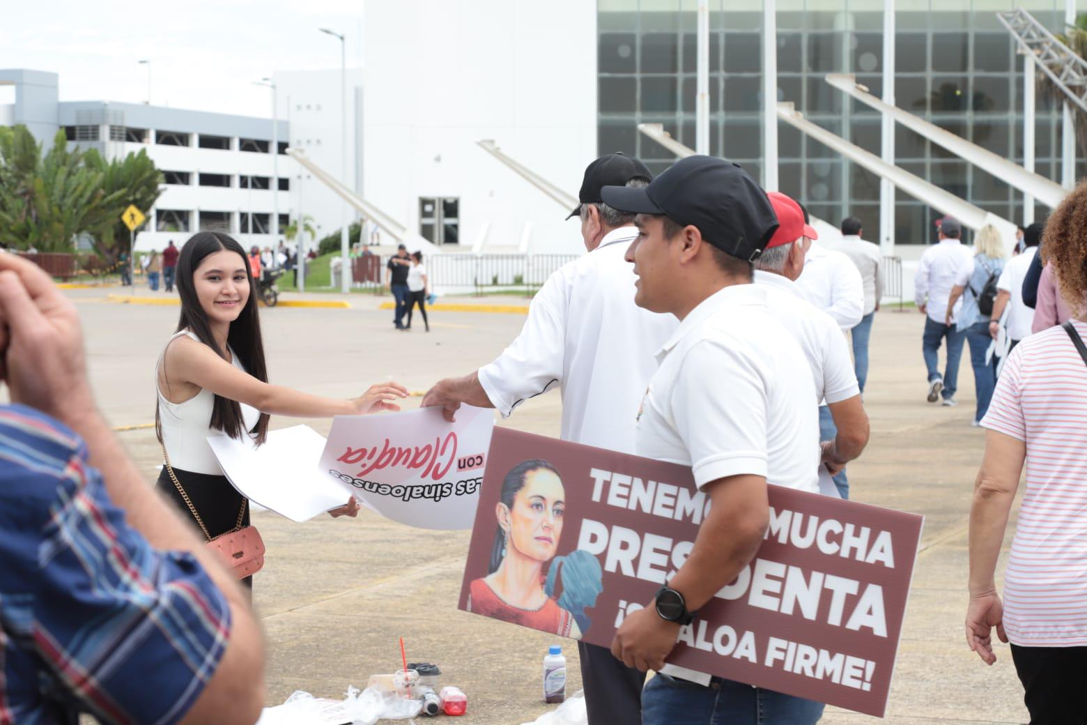 $!Esperan con manifestación y bajo fuerte dispositivo de seguridad a la Presidenta de la República en Mazatlán