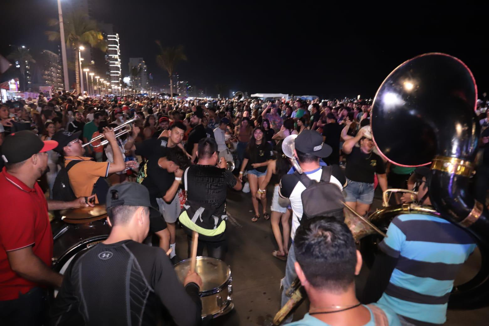 $!El malecón de Mazatlán se convierte en carnaval la noche del Viernes Santo