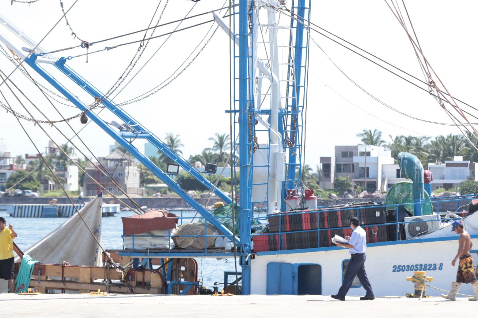 $!A horas del final de la veda, últimos barcos camaroneros salen vía lastre rumbo a altamar