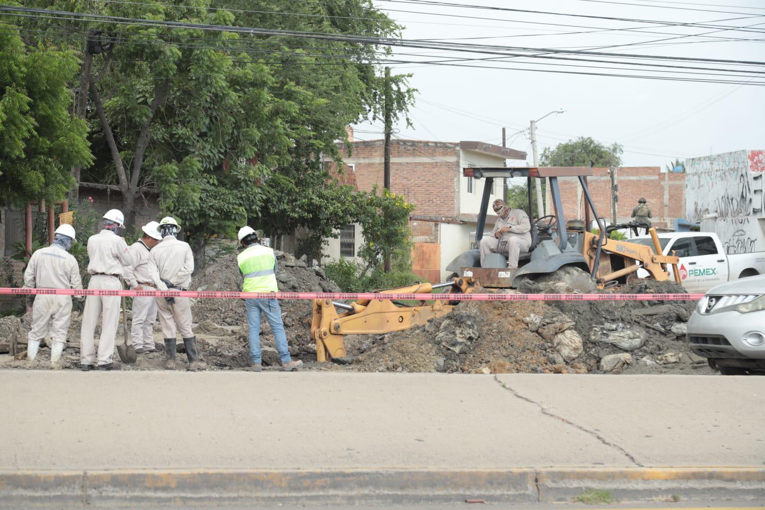 $!Excavan para hallar o descartar ‘huachicol’ en el Libramiento Colosio, en Mazatlán