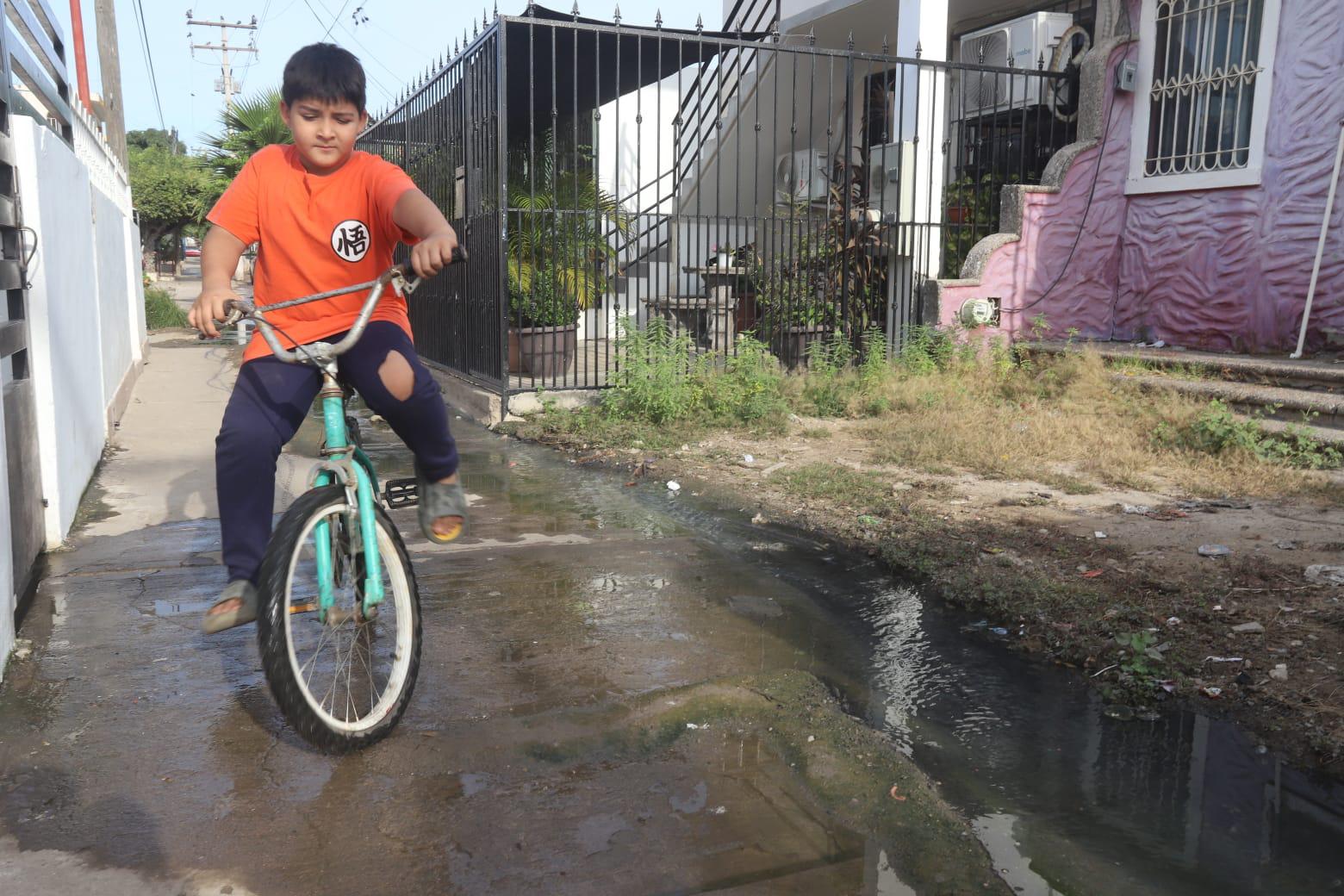 $!Pestilentes fugas ahogan a vecinos del Infonavit Jabalíes, en Mazatlán