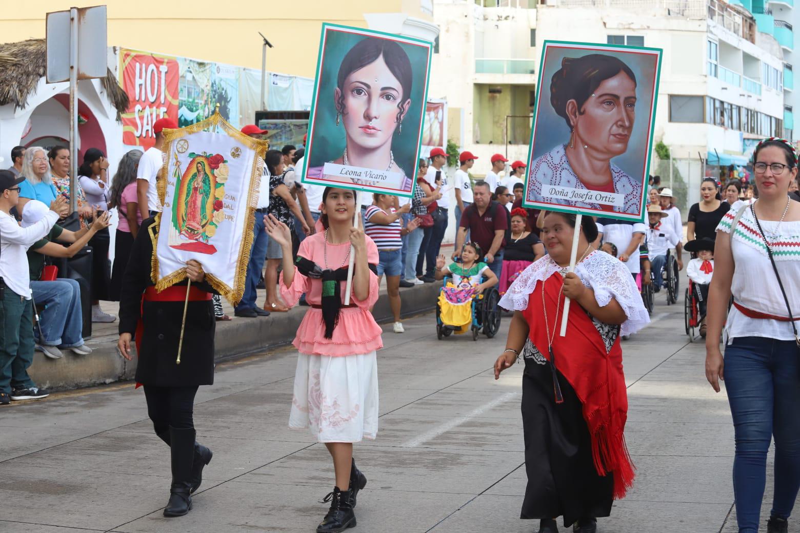 $!Con orgullo patrio y un ambiente festivo celebran desfile por la Independencia de México en Mazatlán