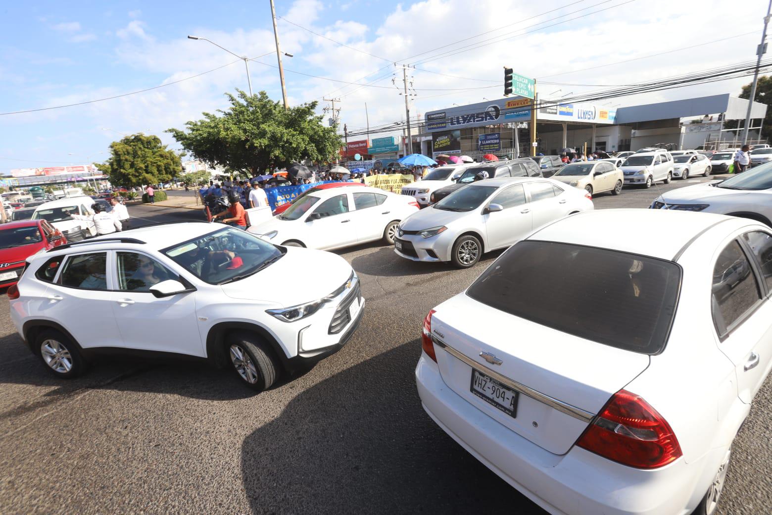 $!Manifestantes de la UAS bloquean la Ejército Mexicano en Mazatlán, pero genera caos vial en toda la zona
