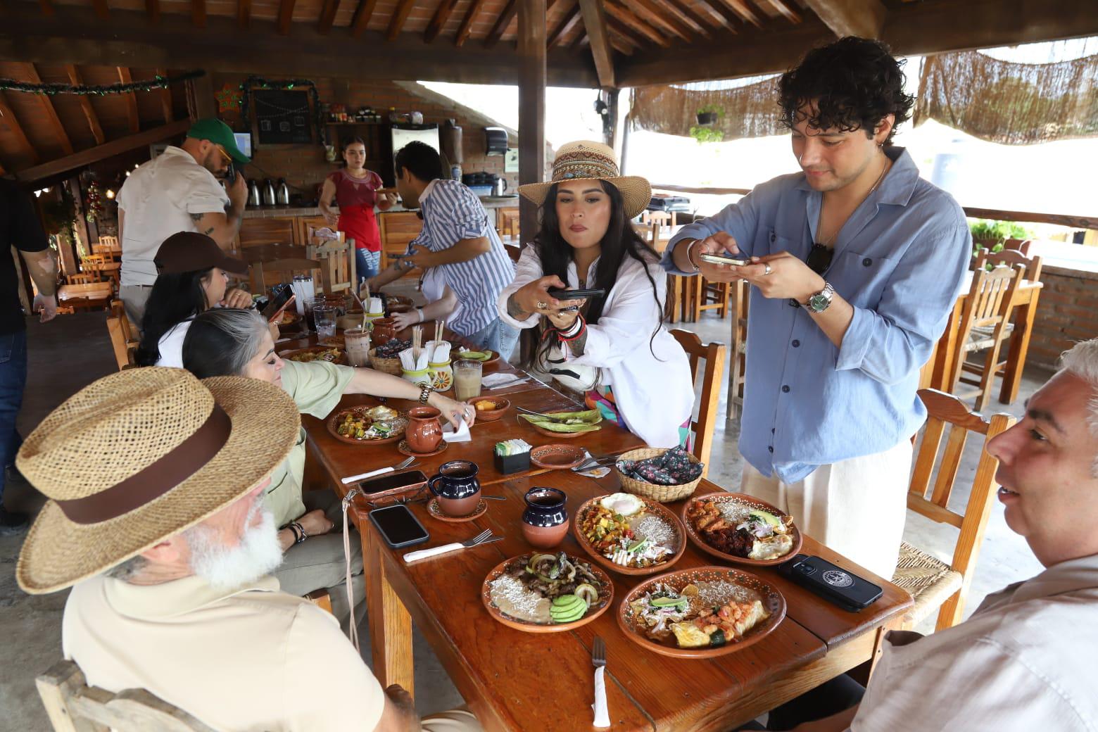 $!Recorren influencers La Noria, Mazatlán