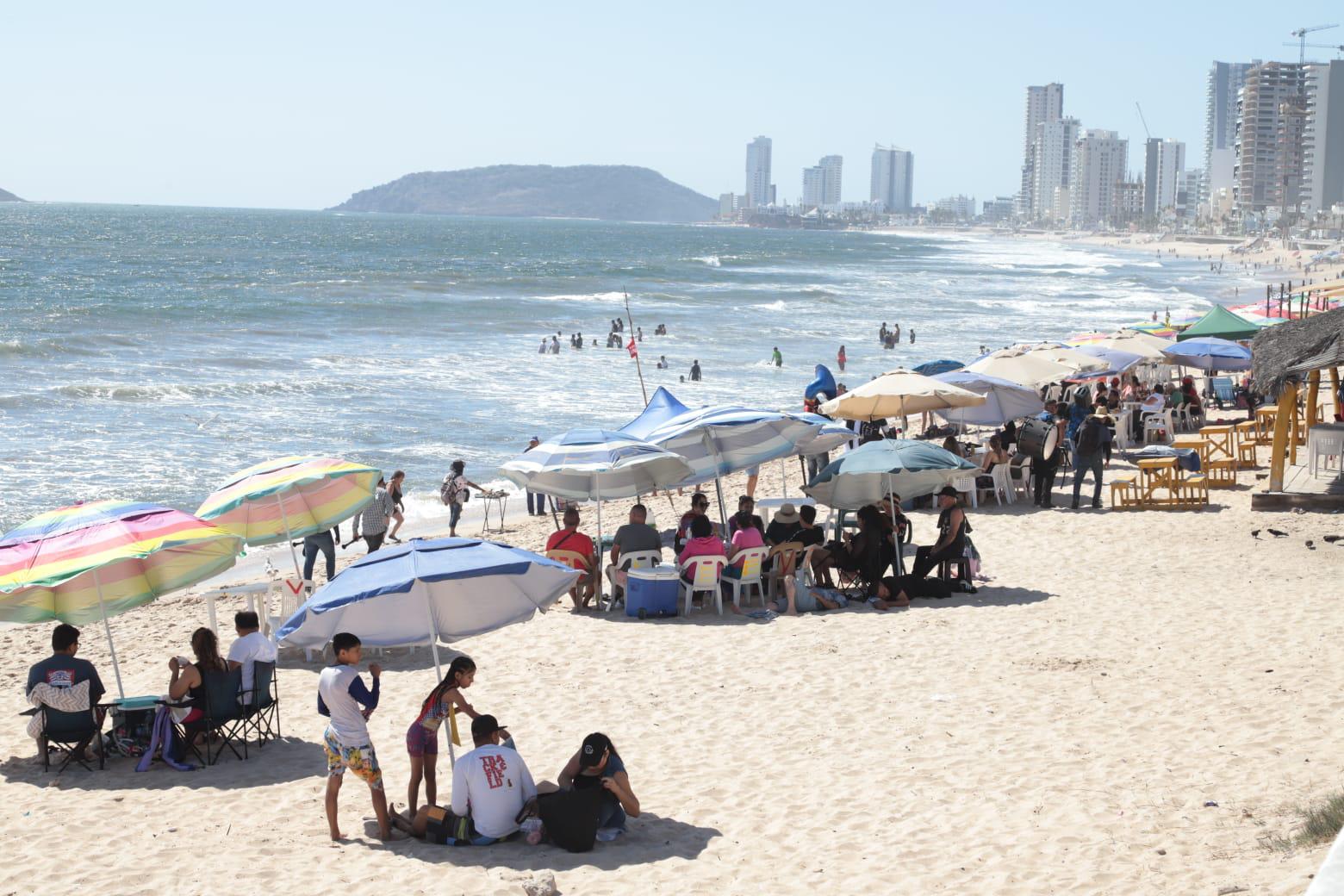 $!Locales y turistas continúan en las playas de Mazatlán en el cierre de Semana Santa