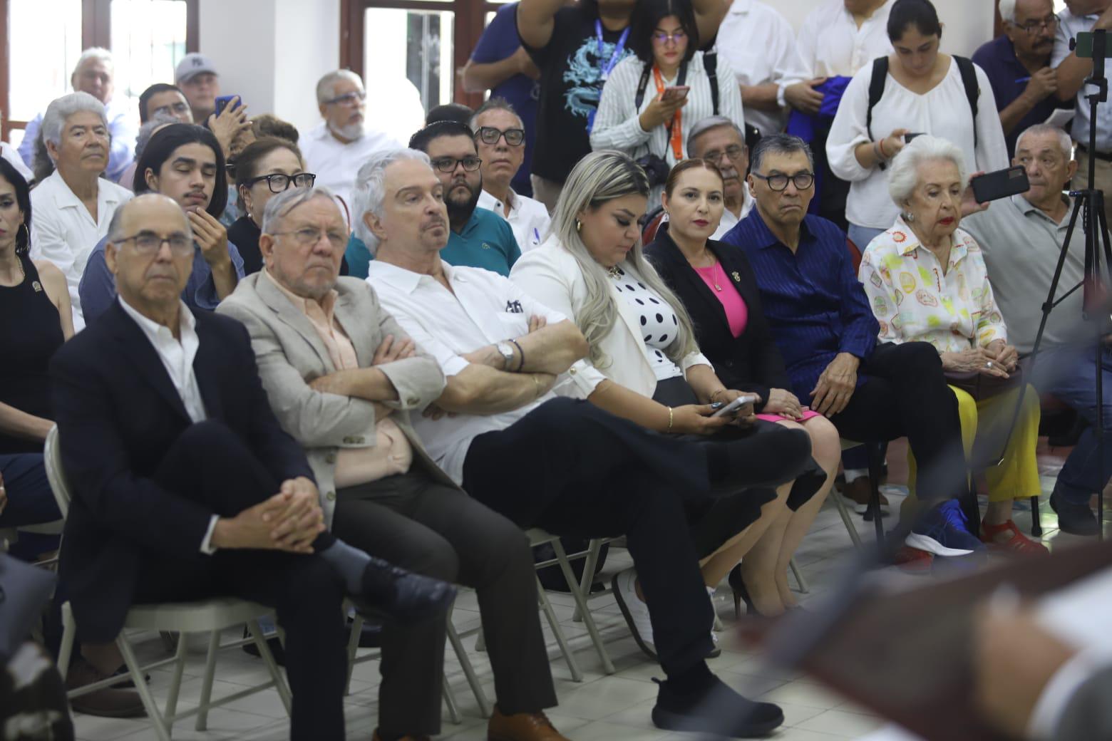 $!En primera fila estuvieron miembros de El Colegio de Sinaloa.
