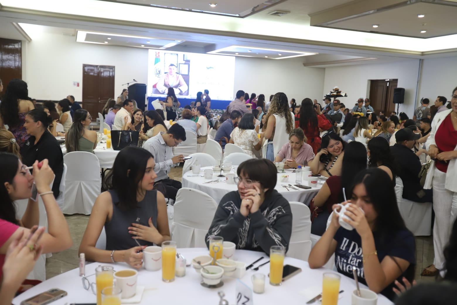 $!El evento reunió a colegas del gremio psicológico en un ambiente de reconocimiento y celebración.