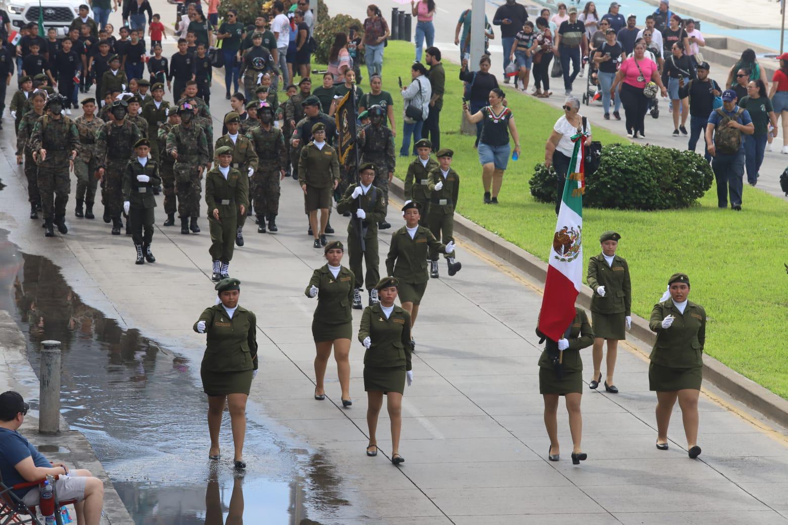 $!Con orgullo patrio y un ambiente festivo celebran desfile por la Independencia de México en Mazatlán