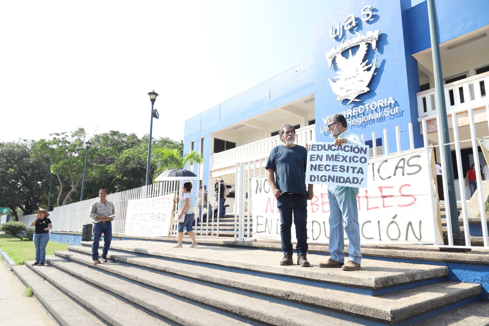 $!Protestan en Mazatlán trabajadores y jubilados de la UAS contra consulta del Suntuas