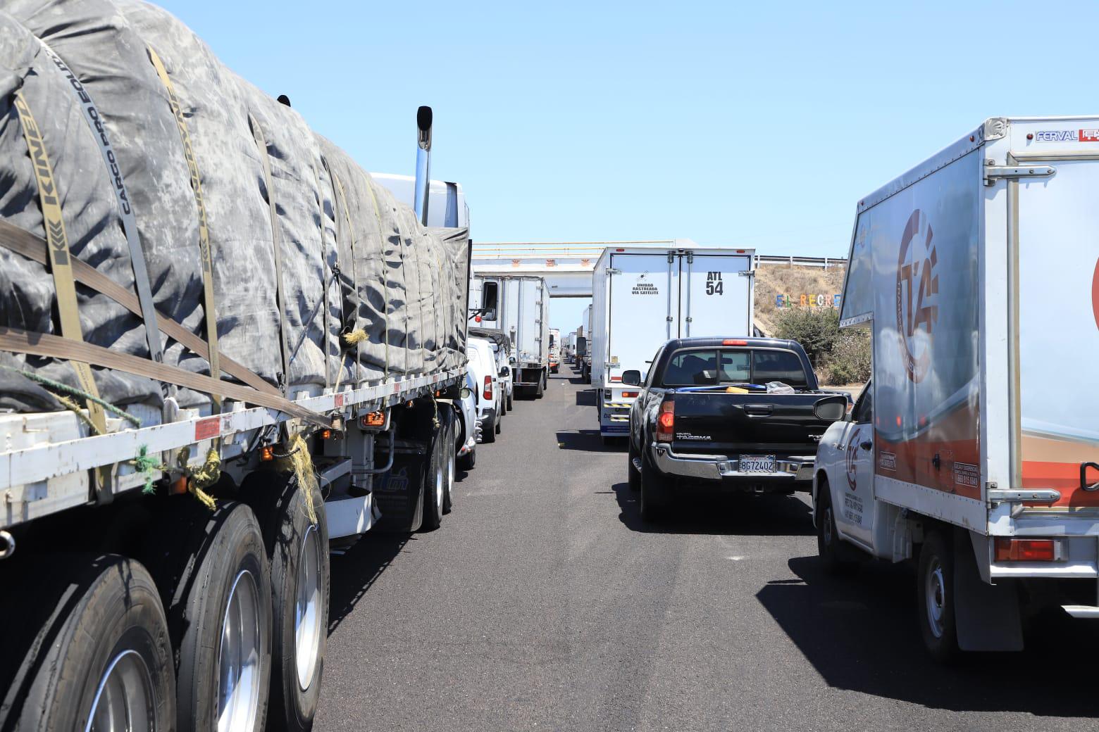 $!Vuelca camión de carga tras chocar contra otro en la autopista Mazatlán-Culiacán; el tráfico es lento