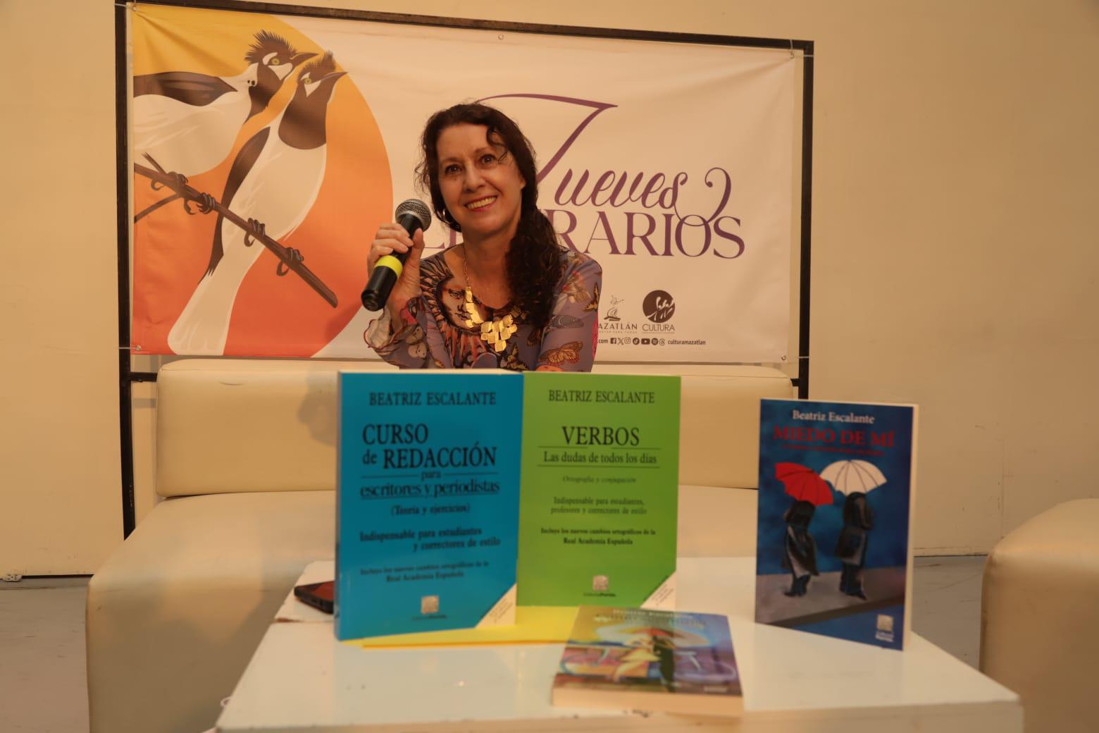 $!La escritora y también pedagoga habló de lo que piensa sobre la manera de escribir en la actualidad