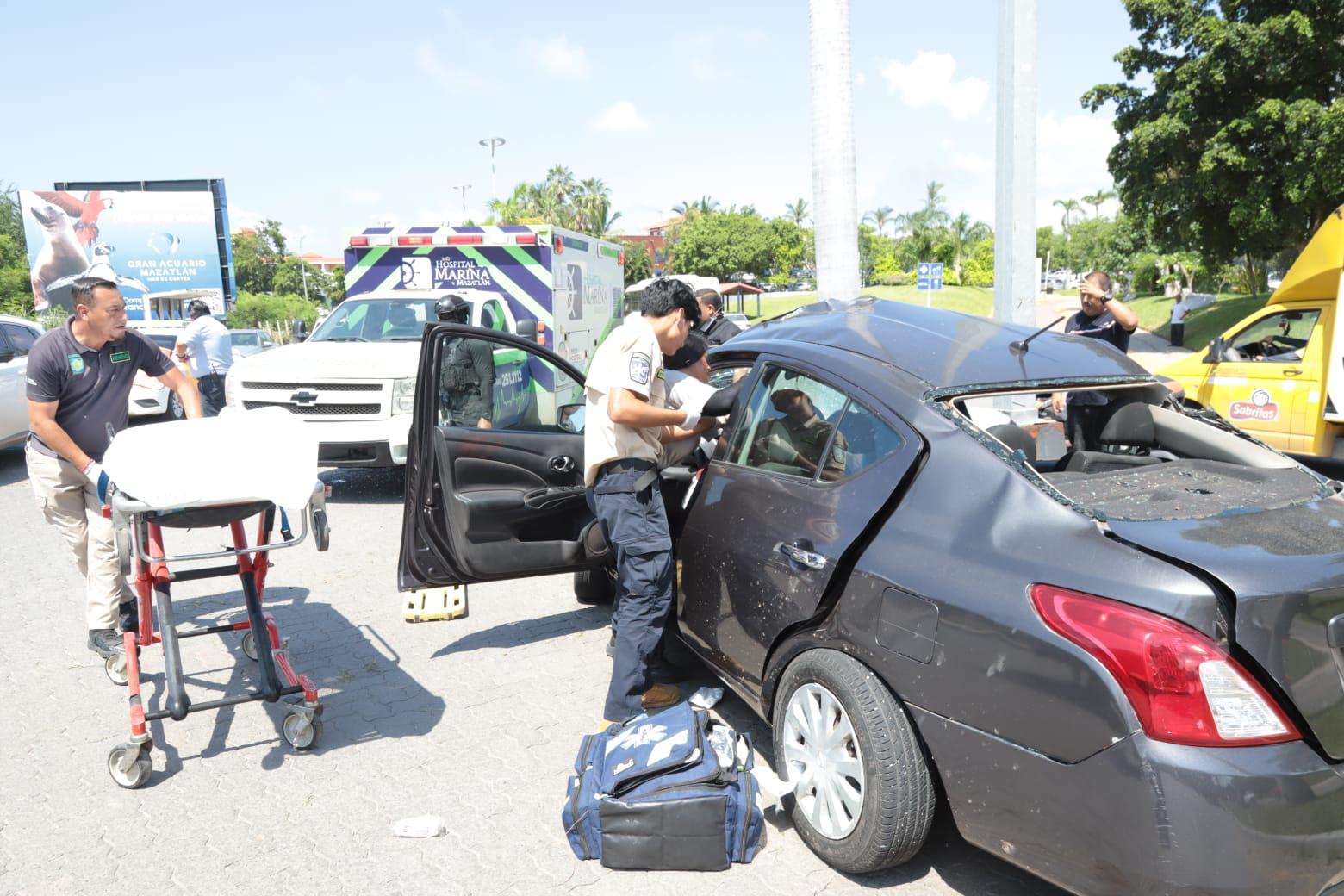 $!Un lesionado grave deja aparatoso choque en La Marina Mazatlán