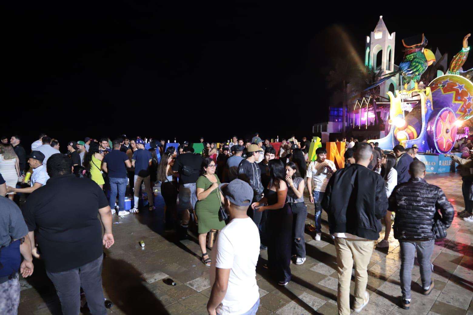 $!Tras el Combate Naval en Olas, cientos de personas continuaron la fiesta en las letras de Mazatlán