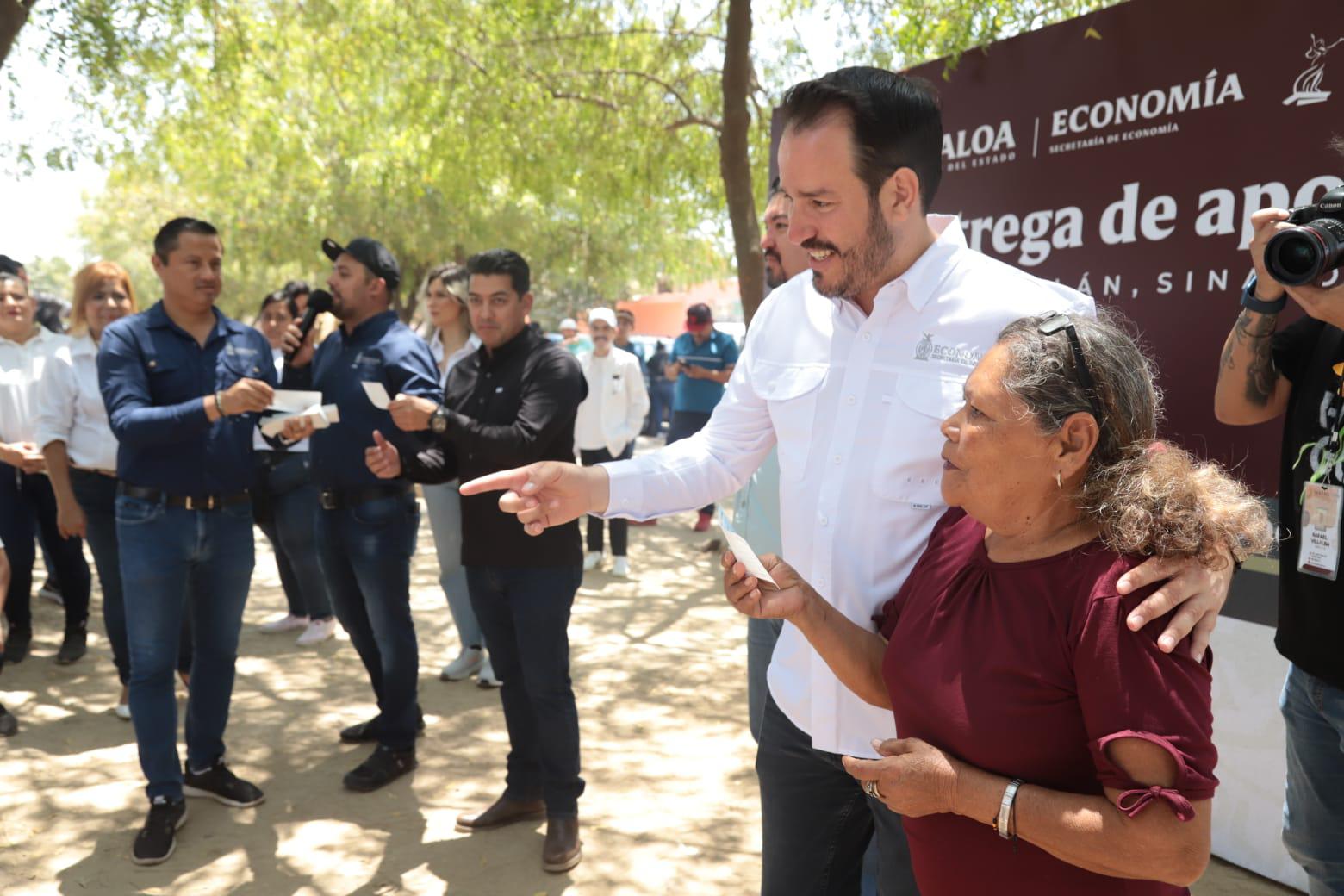 $!Entregan apoyos económicos a 200 comerciantes del tianguis de la Flores Magón, en Mazatlán
