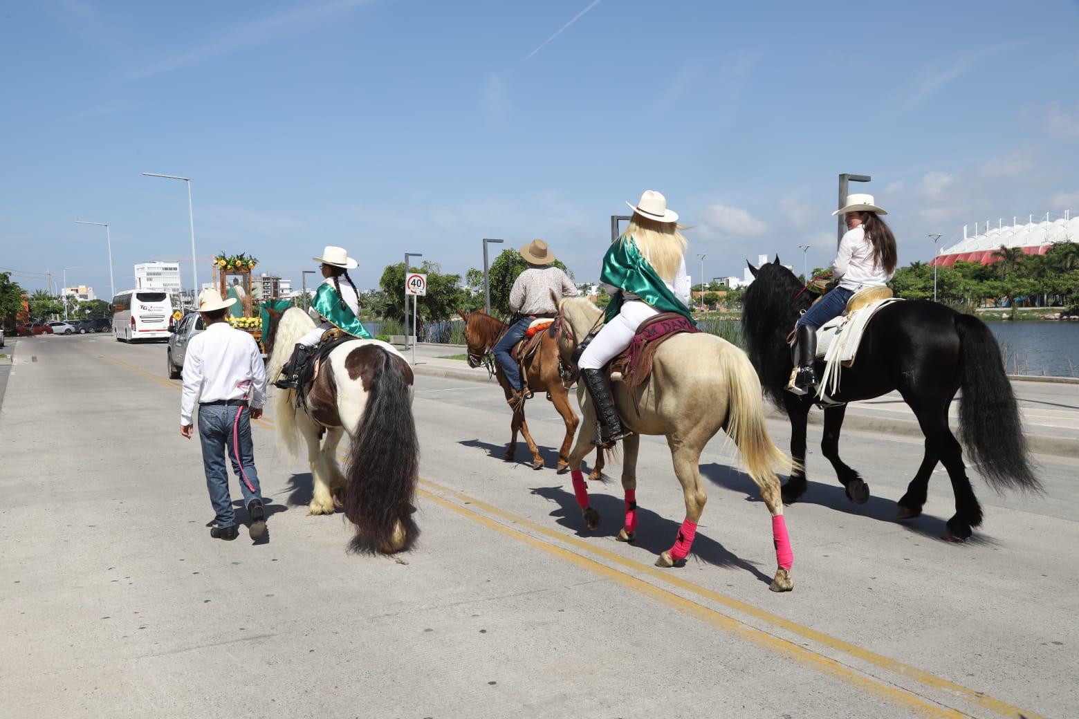 $!Charros mazatlecos realizan cabalgata a caballo par pedir a San Judas Tadeo por la paz y la hermandad