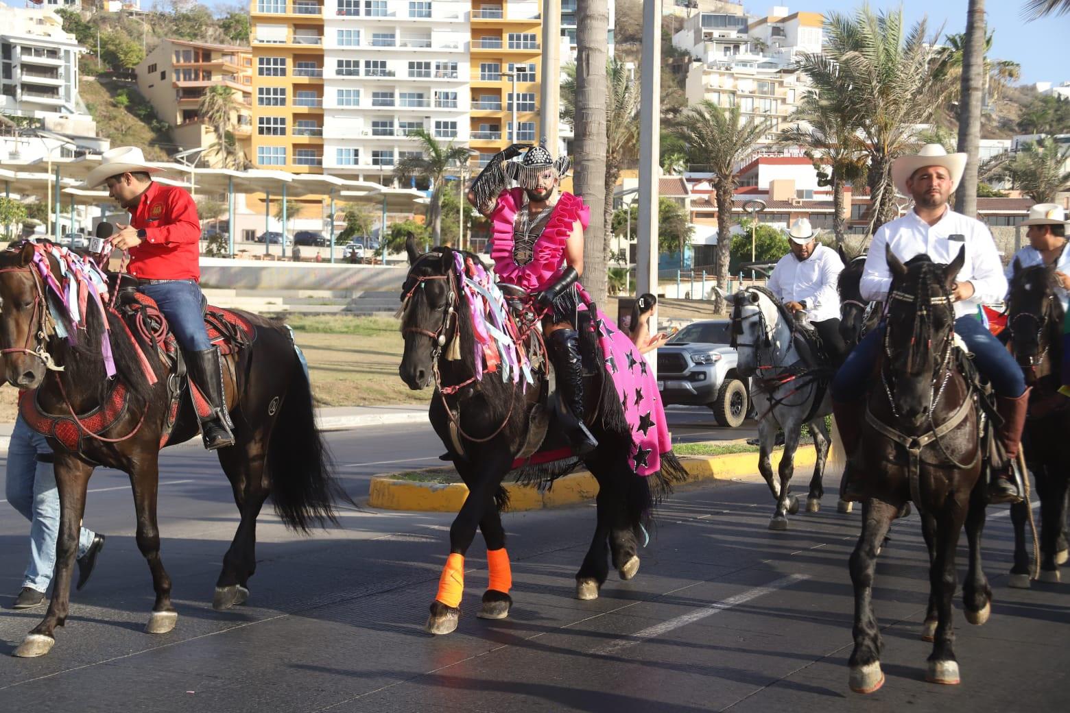 $!Ondea la comunidad LGBTQ+ distintas banderas multicolor en su marcha, en Mazatlán