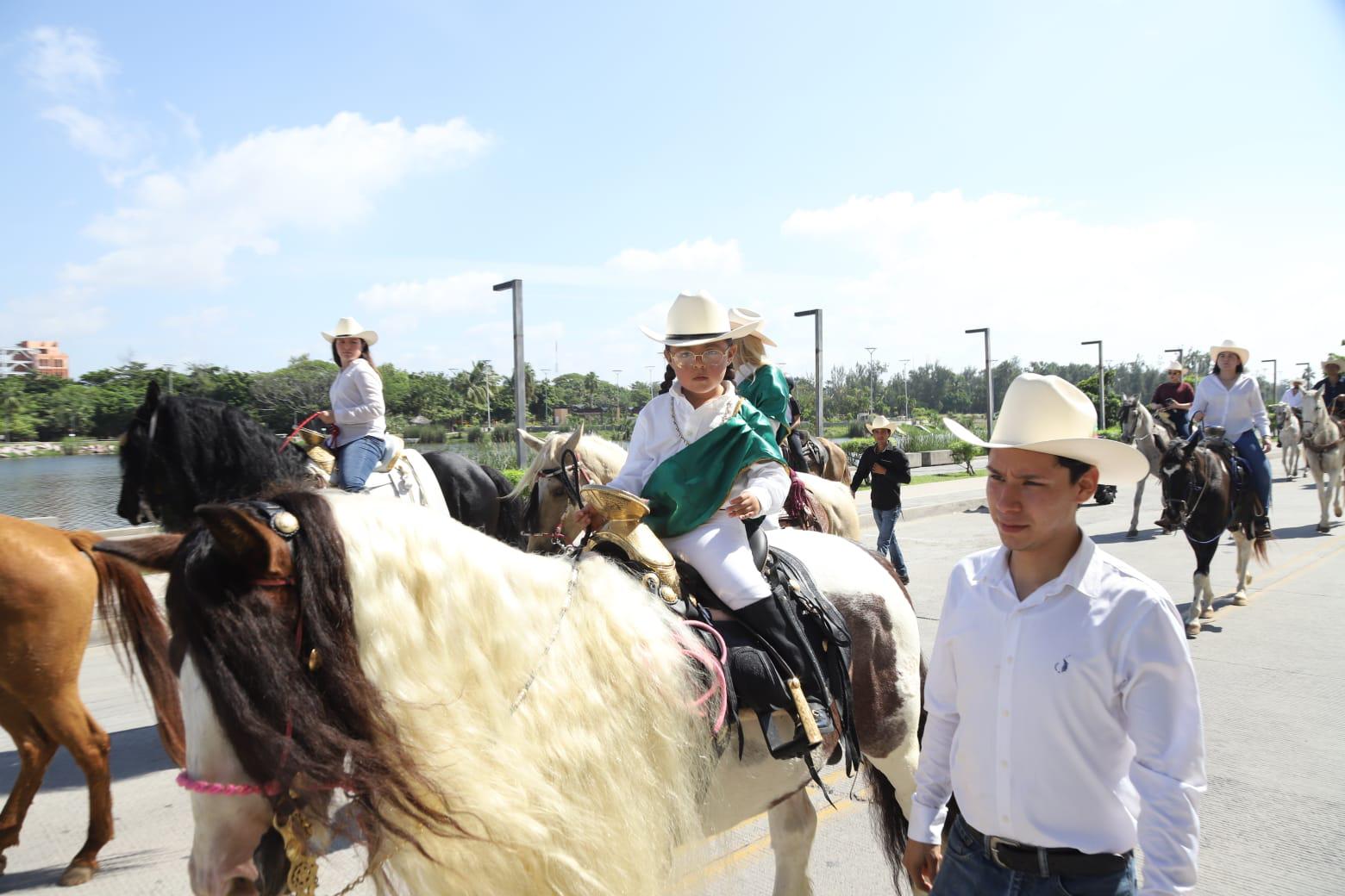$!Charros mazatlecos realizan cabalgata a caballo par pedir a San Judas Tadeo por la paz y la hermandad