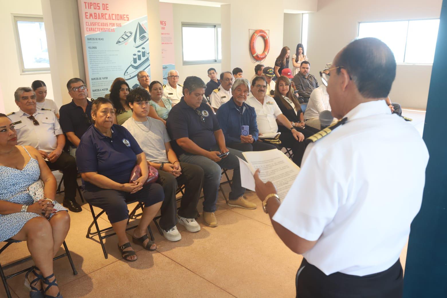 $!Develan el velero ‘El Patrón’ en honor a Juan Vázquez Reséndiz en la Casa del Marino