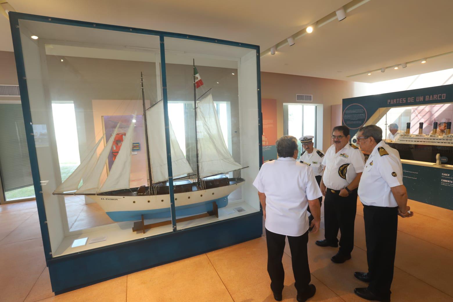 $!Develan el velero ‘El Patrón’ en honor a Juan Vázquez Reséndiz en la Casa del Marino