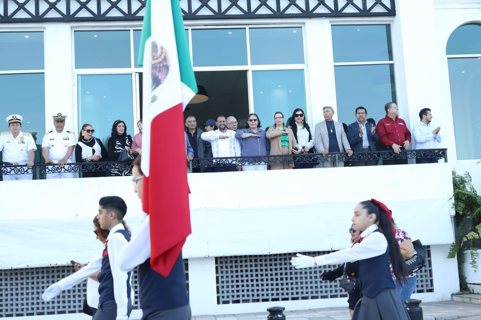 $!Participan más de 600 alumnos en el desfile conmemorativo del Día de la Bandera en Mazatlán