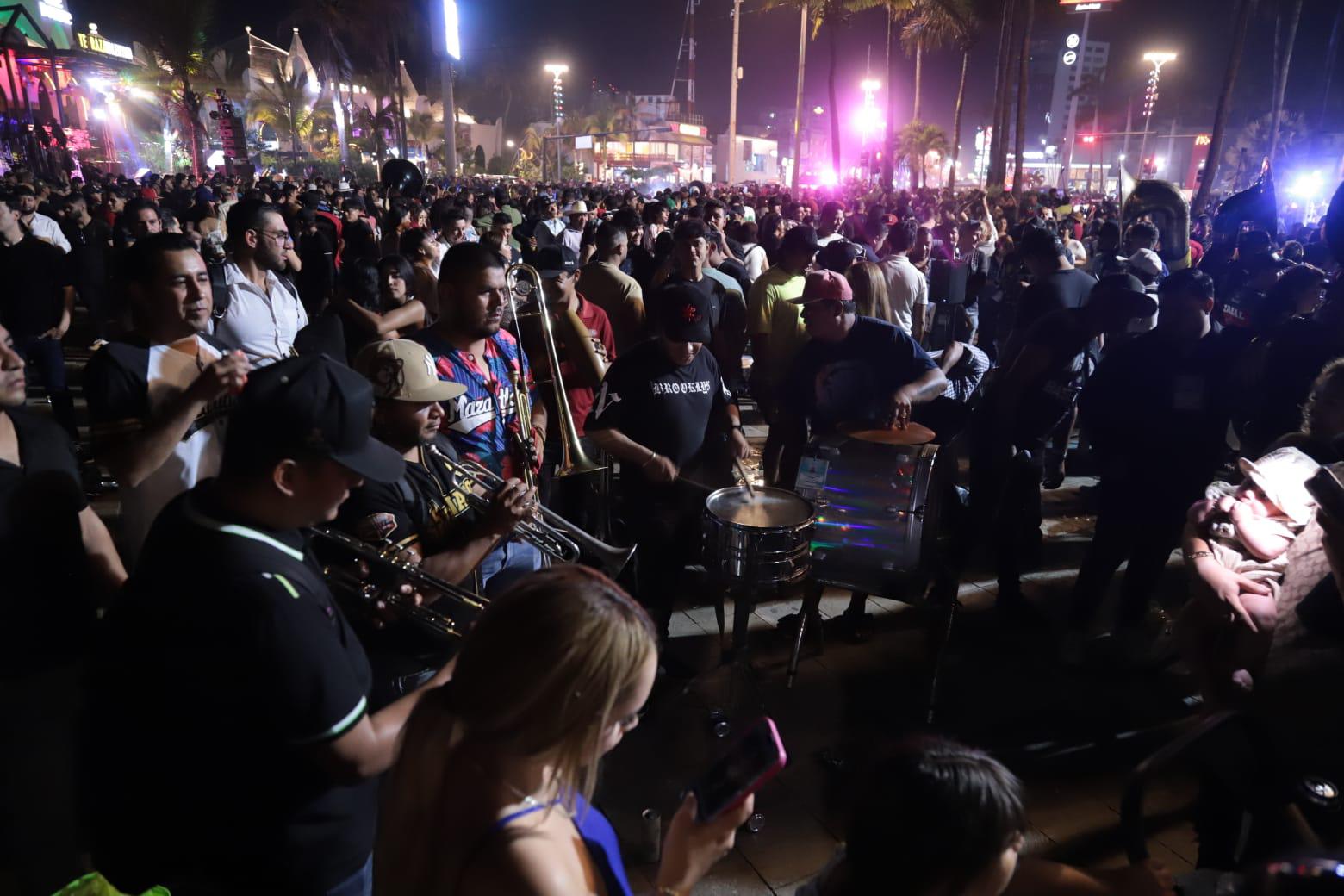 $!Bikers continúan la fiesta en Mazatlán para despedir la Semana de la Moto