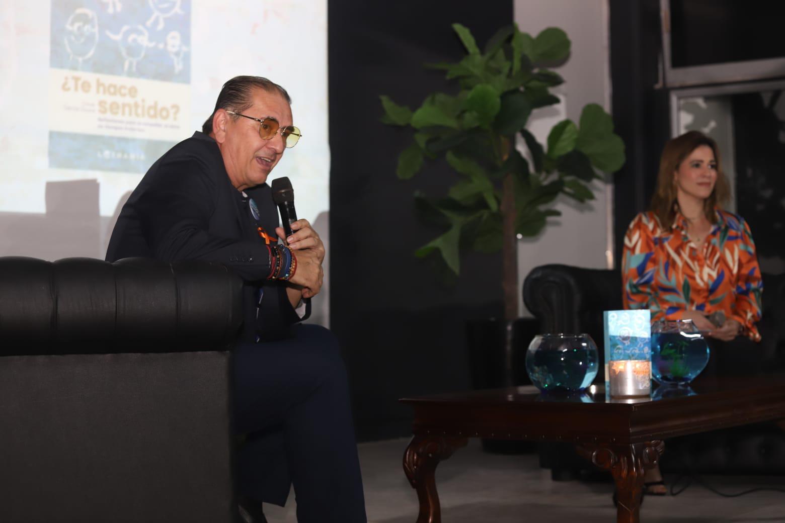 $!García Osuna comparte con la comunidad universitaria las experiencias que dieron origen a su obra.