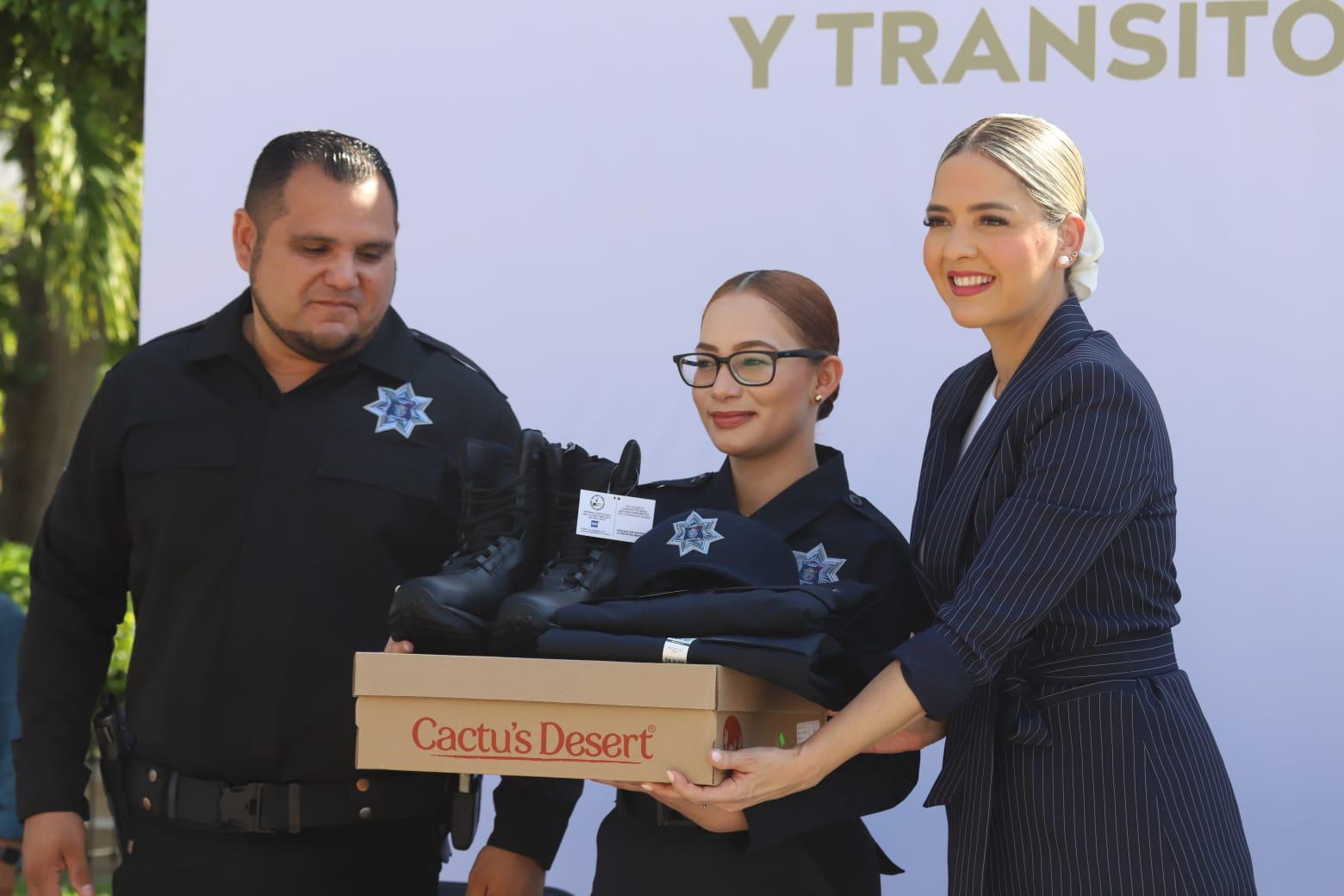 $!Mazatlán entrega 850 uniformes tácticos a policías municipales