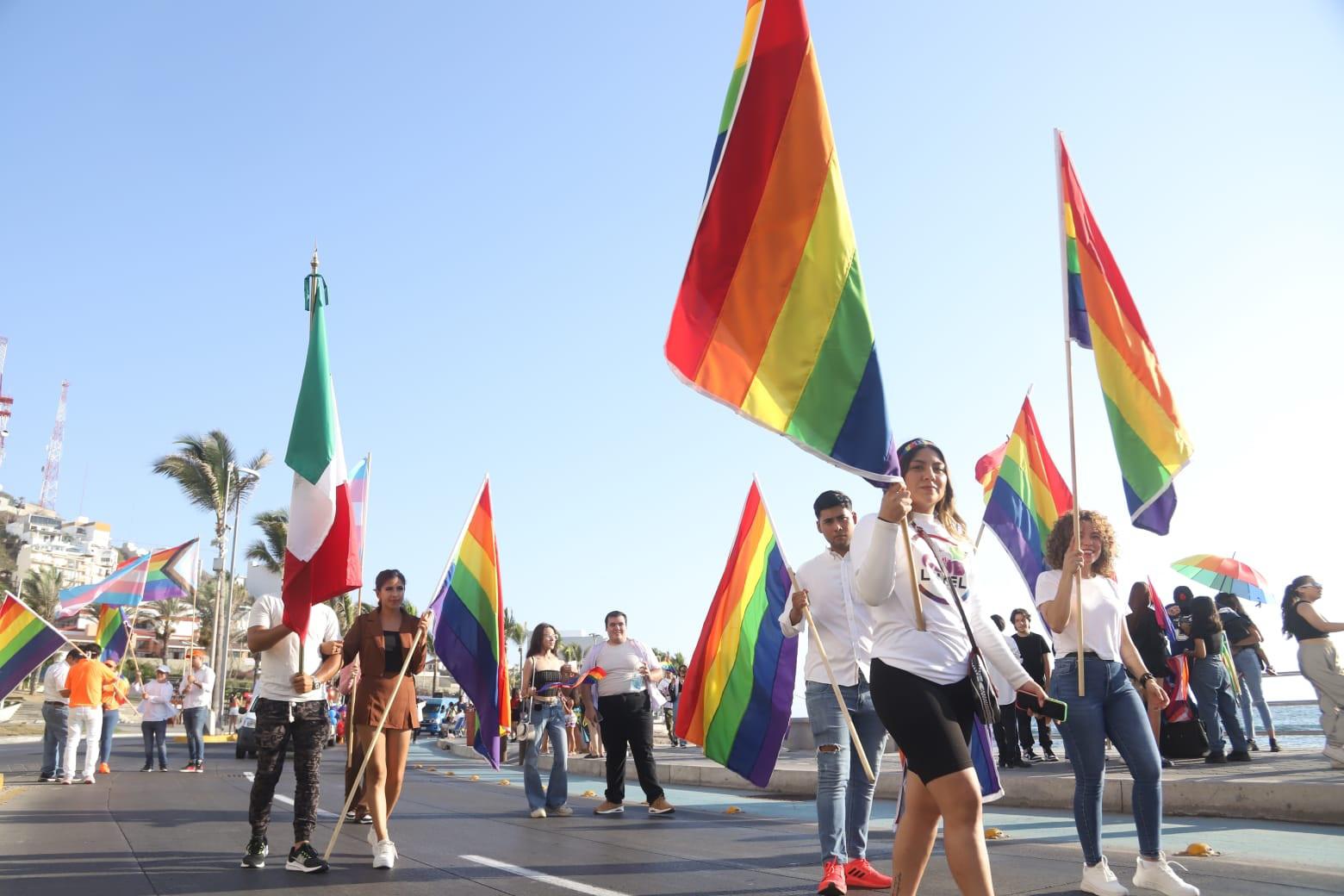 $!Se llena de color el malecón de Mazatlán con marcha de la comunidad LGTB+