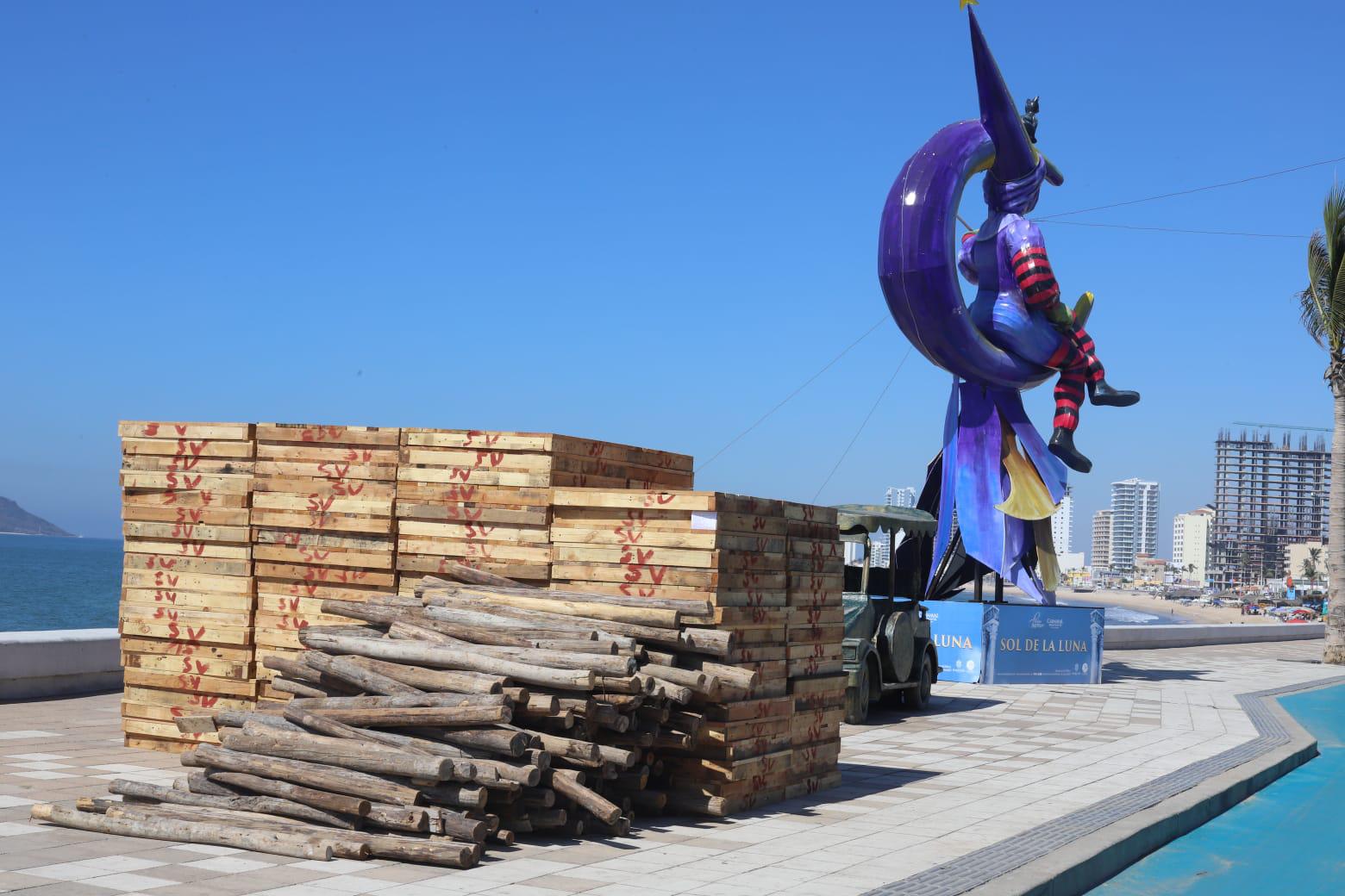 $!Colocan accesos y tarimas para el Carnaval de Mazatlán