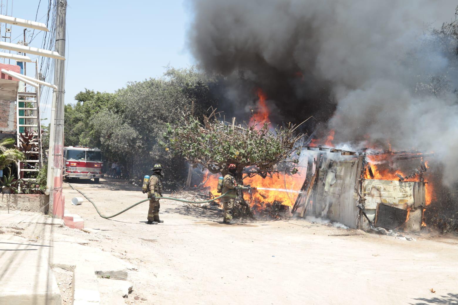 $!Se incendian dos casas de madera y lámina en la colonia Azteca de Mazatlán