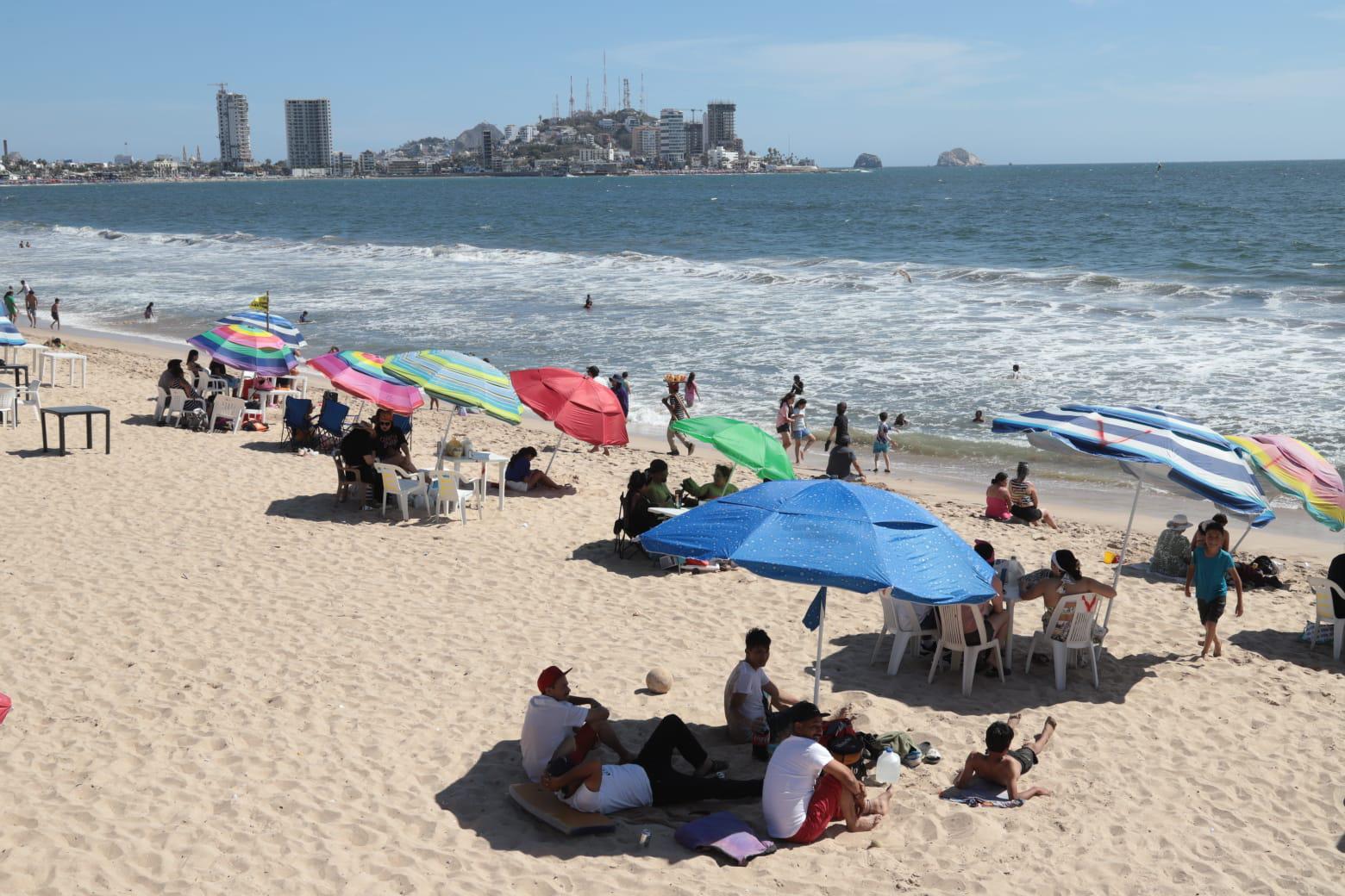 $!Locales y turistas continúan en las playas de Mazatlán en el cierre de Semana Santa