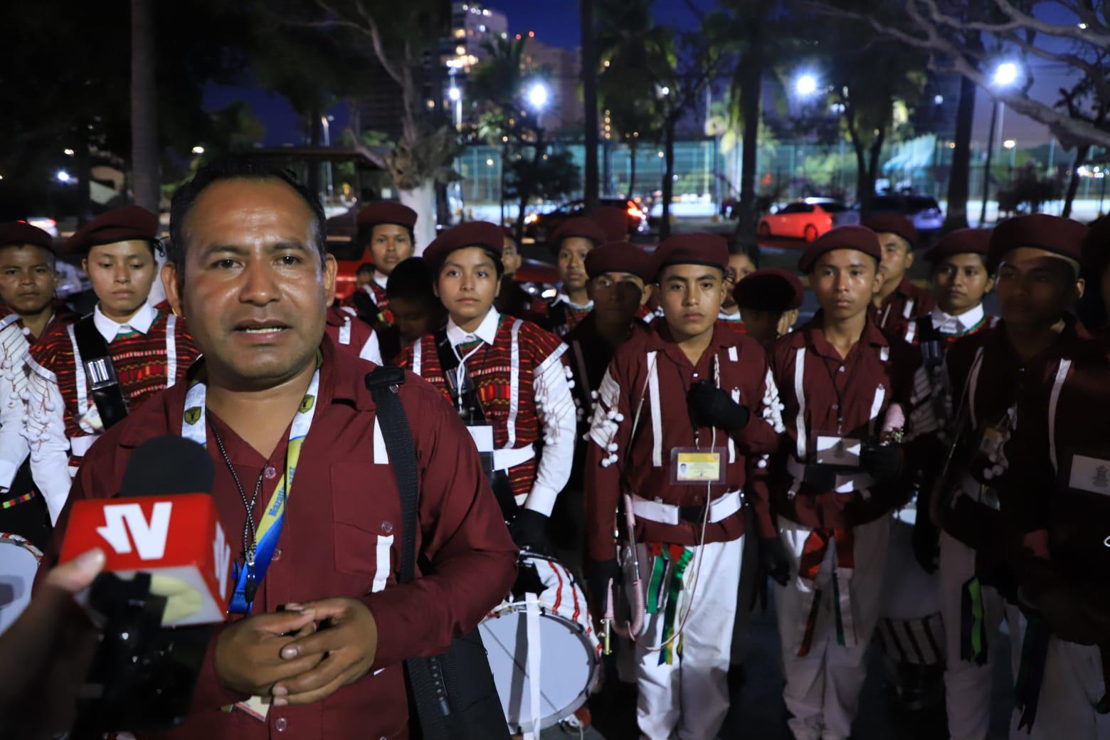 $!Viajan Niños Triquis miles de kilómetros para competencia de bandas de guerra en Mazatlán
