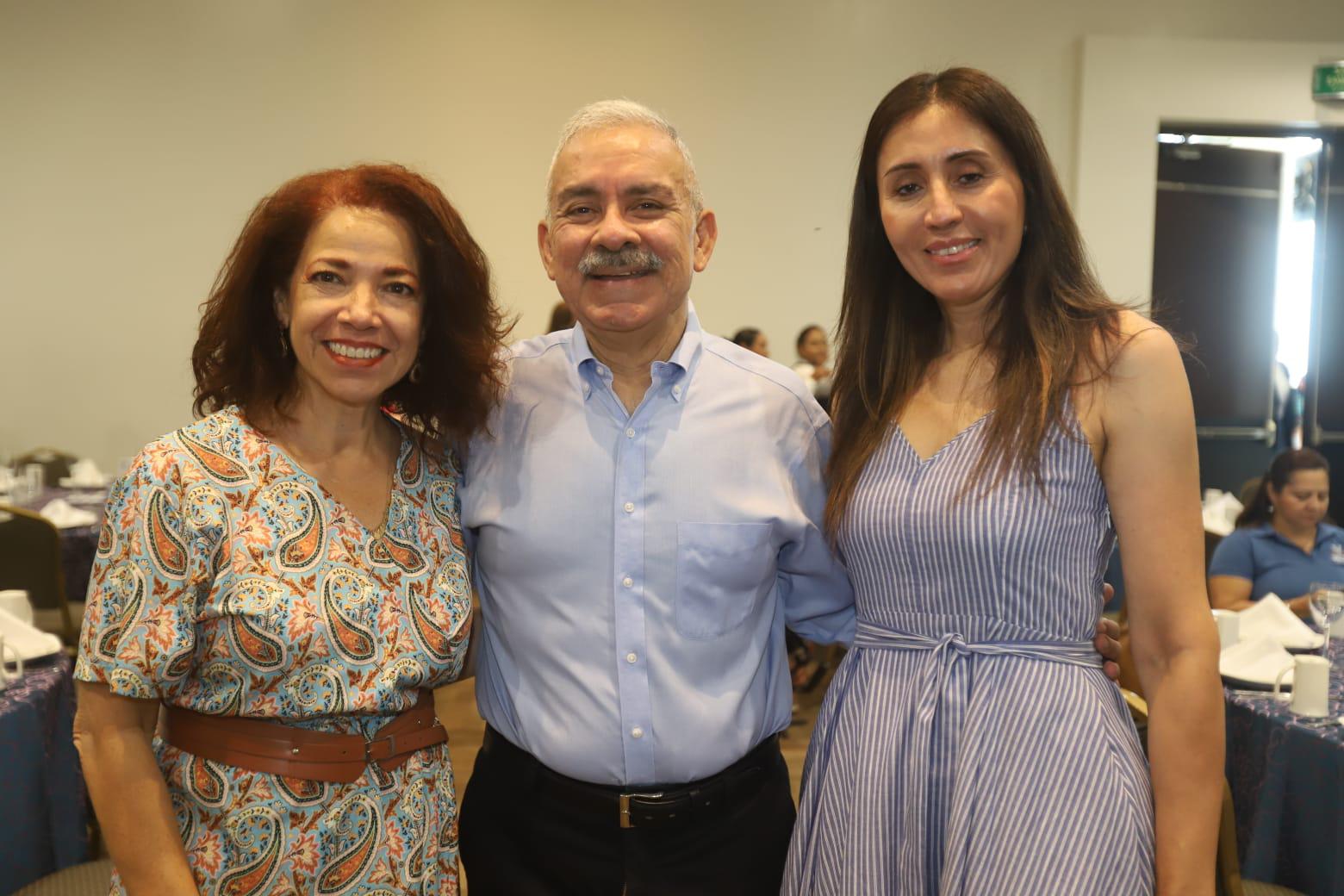 $!Liz Garza de Valdez, Fernando Valdez y Verónica Estrada.