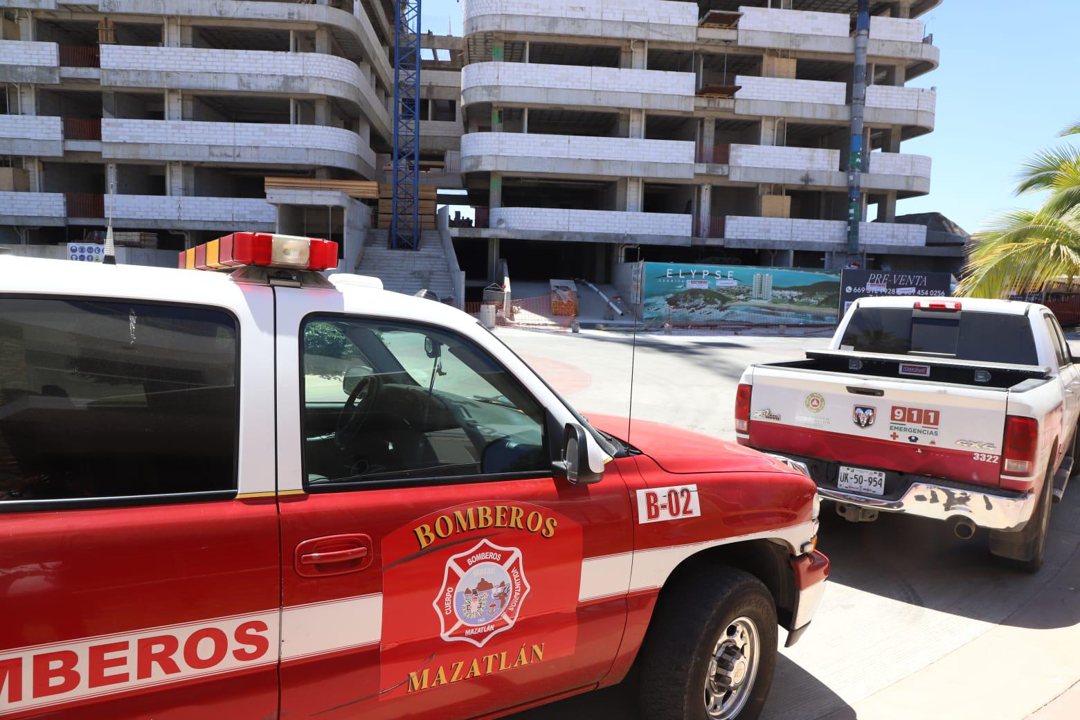 $!Incendio en torre pudo iniciar por un descuido de trabajo mal supervisado: Bomberos Mazatlán