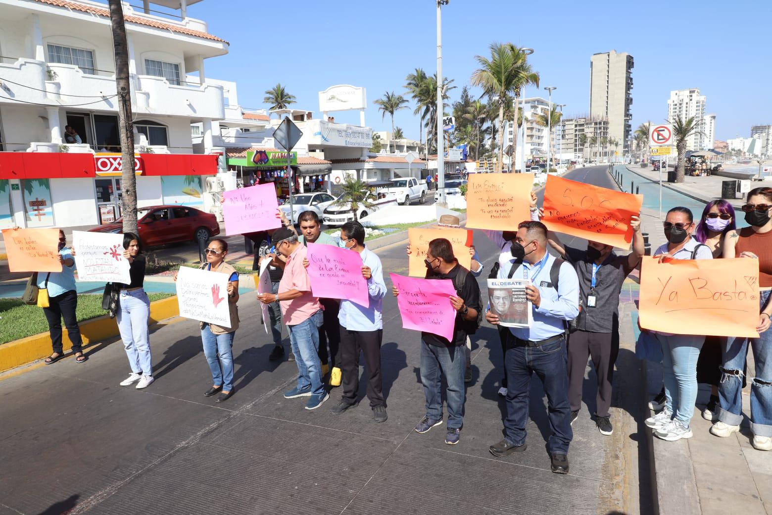 $!Protestan en Mazatlán por el asesinato de periodistas en México