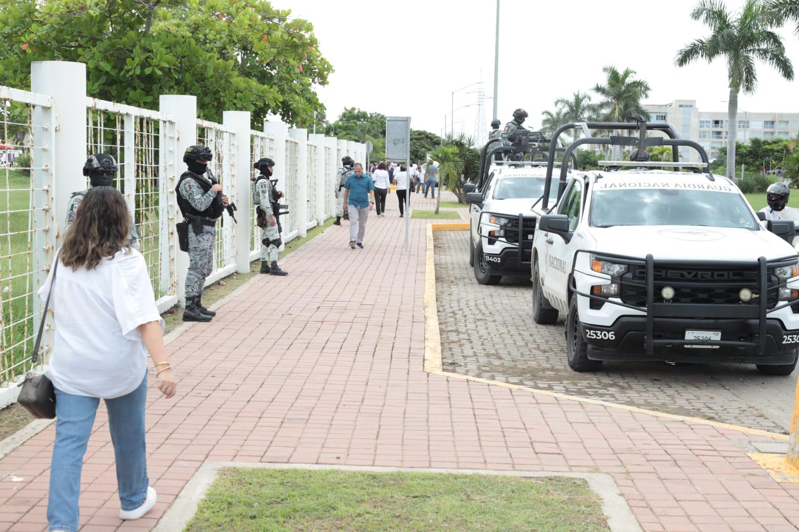 $!Esperan con manifestación y bajo fuerte dispositivo de seguridad a la Presidenta de la República en Mazatlán