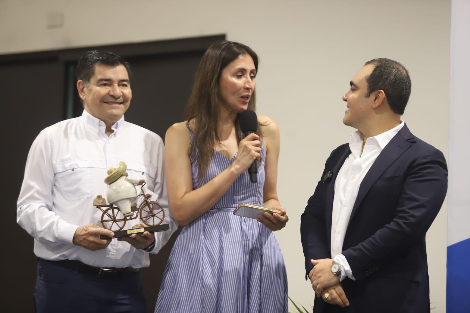 $!Javier Lizárraga y Verónica Estrada entregan el reconociomiento al expositor.