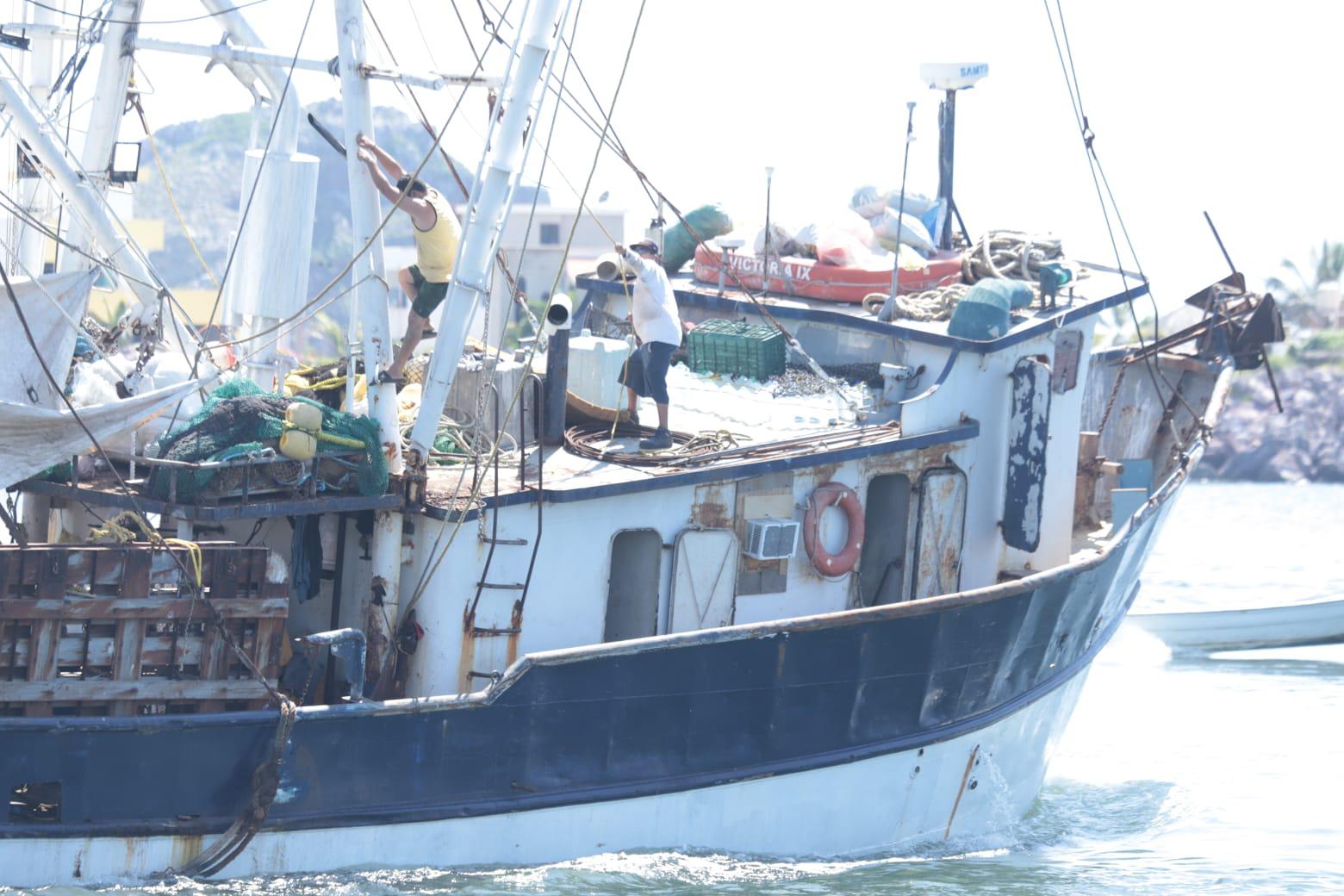 $!A horas del final de la veda, últimos barcos camaroneros salen vía lastre rumbo a altamar